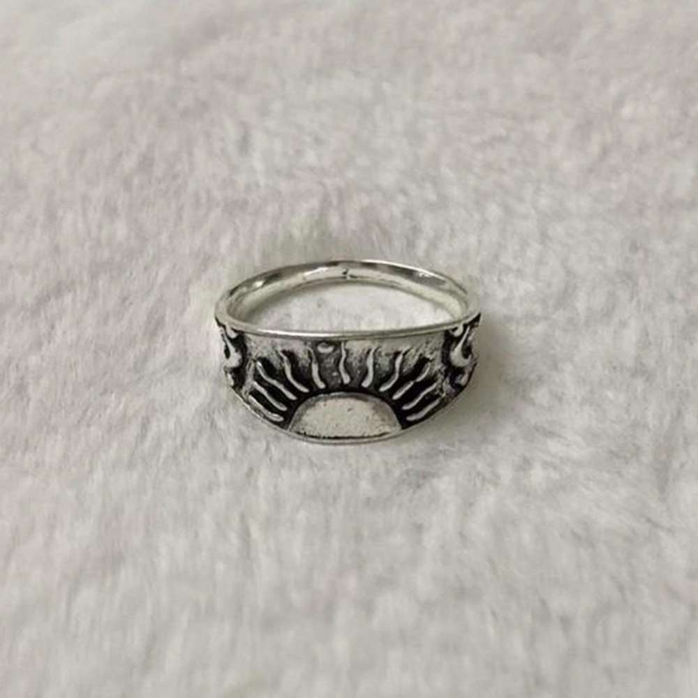 5/$15 🩷 MUST BUNDLE Silver Sunburst Ring - Picture 2 of 3